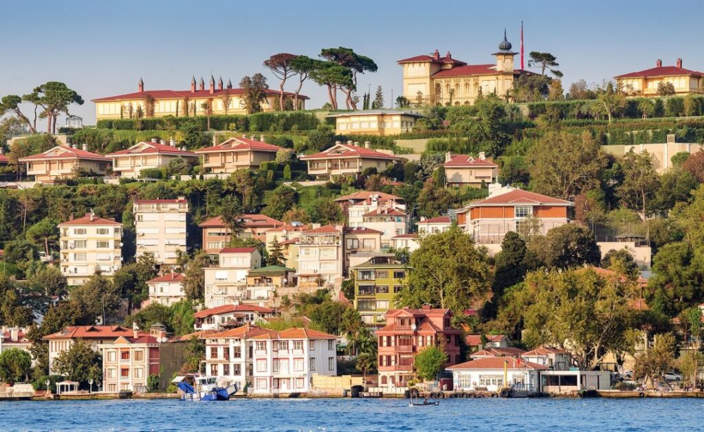Kuzguncuk: Kültürel Çeşitliliğe Değer Veren Bir İlçe Kuzguncuk: Kültürel Çeşitliliğe Değer Veren Bir İlçe